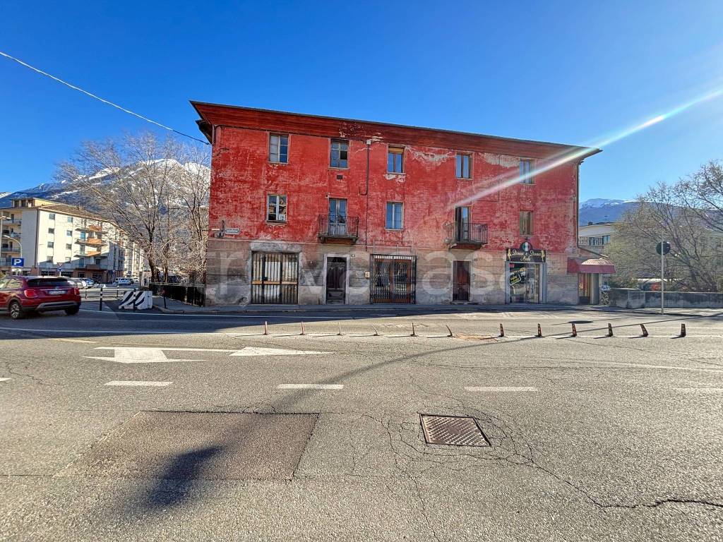 Casa Indipendente in vendita ad Aosta piazza Renato Vuillermin, 6