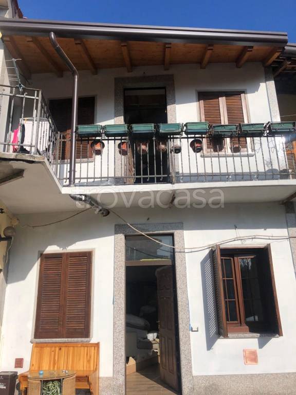 Casa Indipendente in vendita a Tradate via Giacomo Bianchi, 37