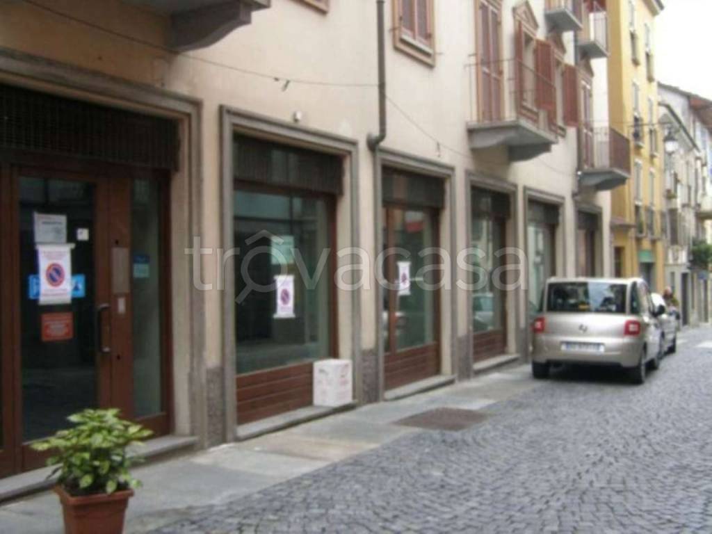 Negozio in affitto a Moncalieri via Santa Croce, 19