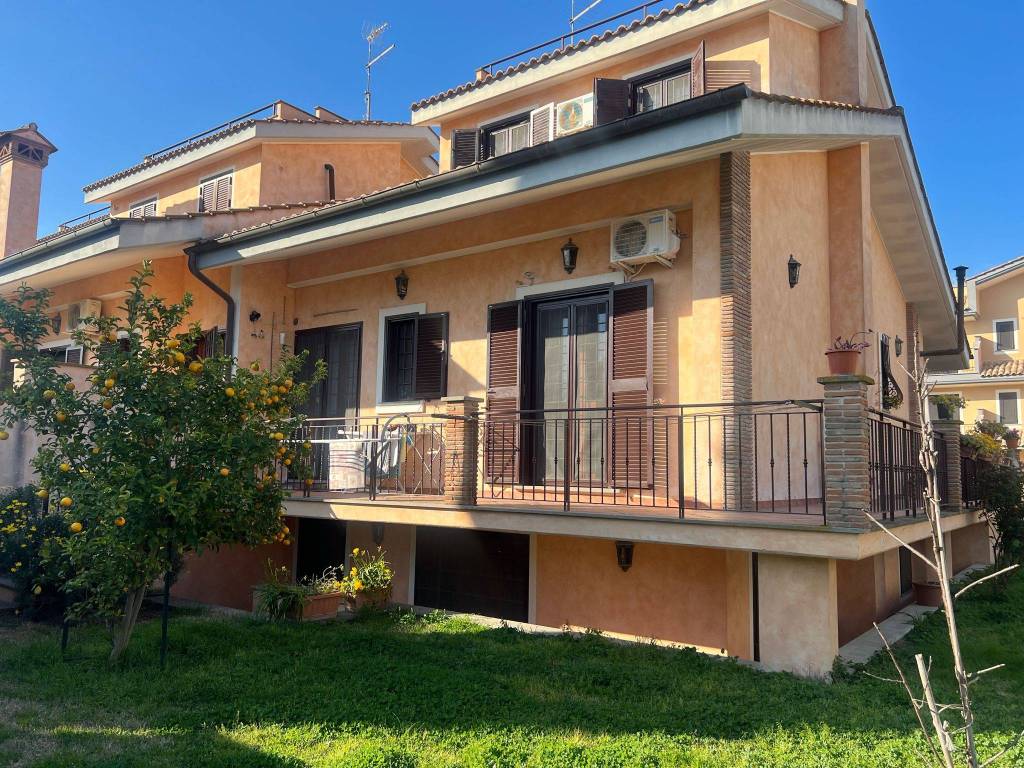 Villa a Schiera in vendita a Roma via Neive