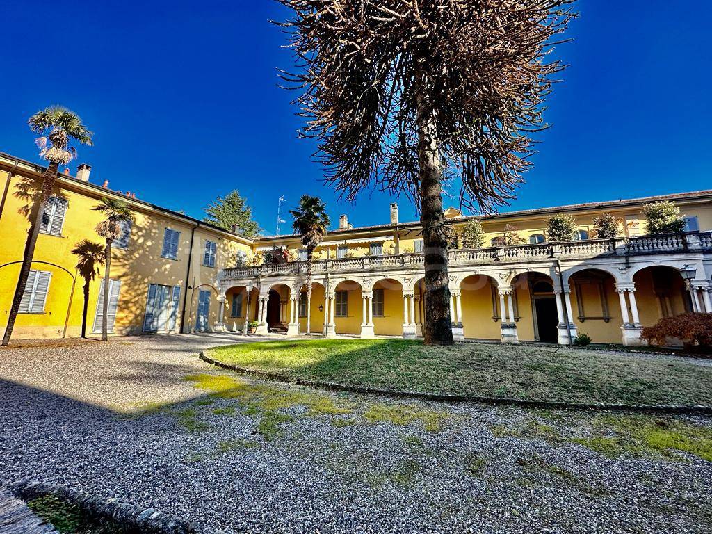 Casa Indipendente in vendita ad Appiano Gentile via Italia