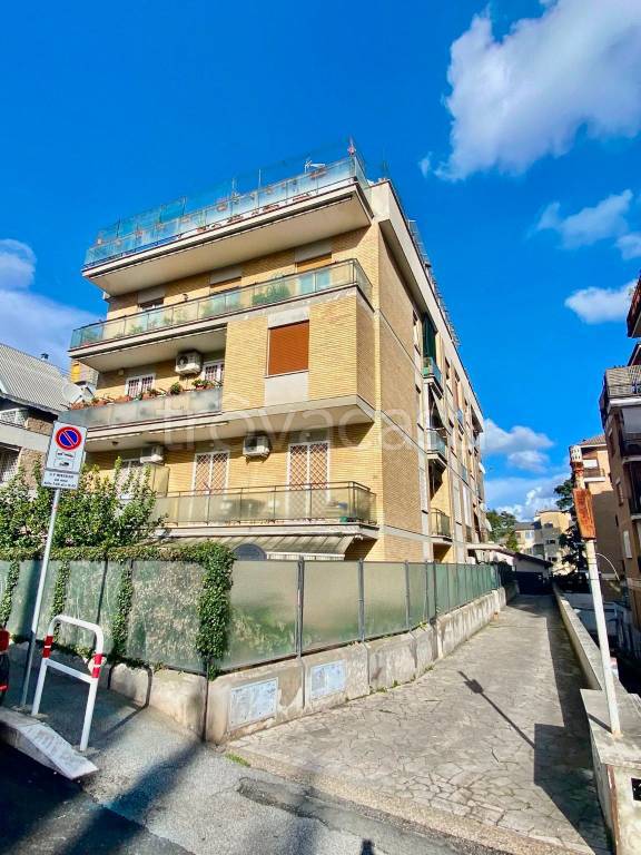 Appartamento in vendita a Roma via Santa Giovanna Elisabetta