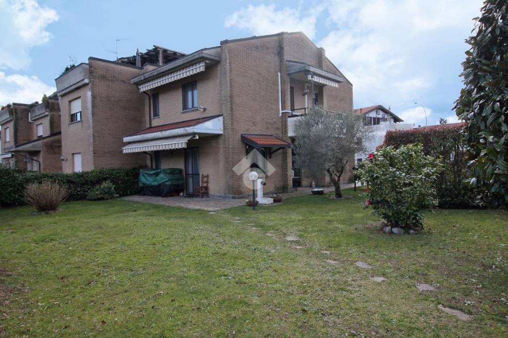 Villa a Schiera in vendita a Malnate via don bosetti, 18