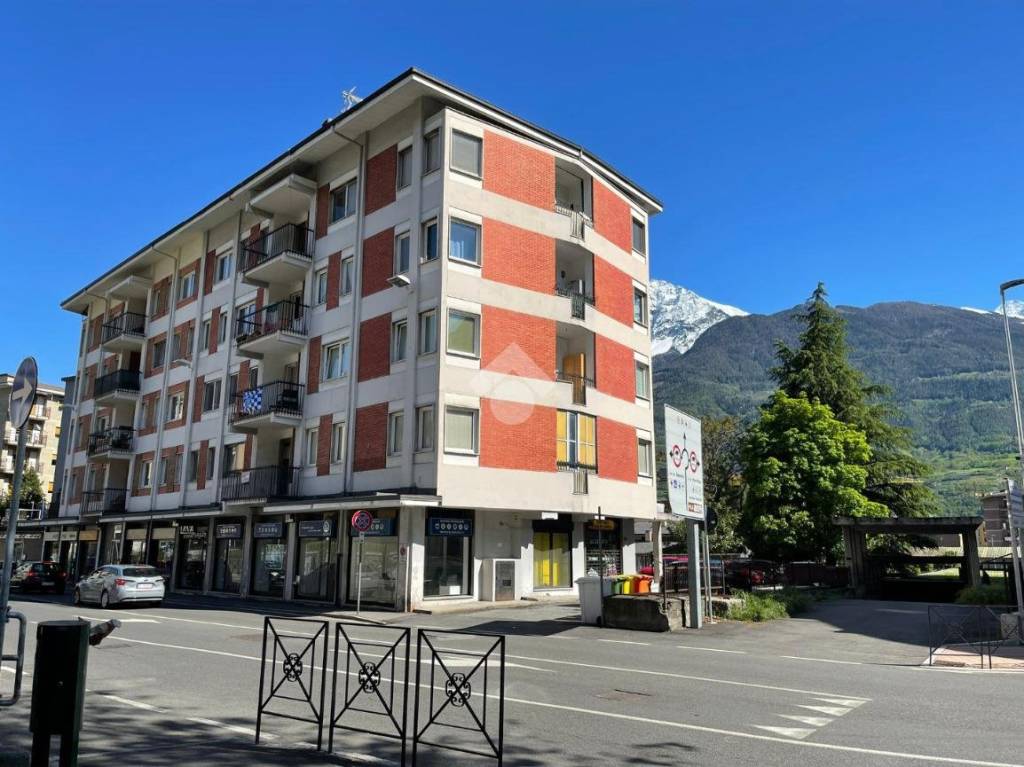 Garage in vendita ad Aosta corso Saint Martin de Corleans, 77