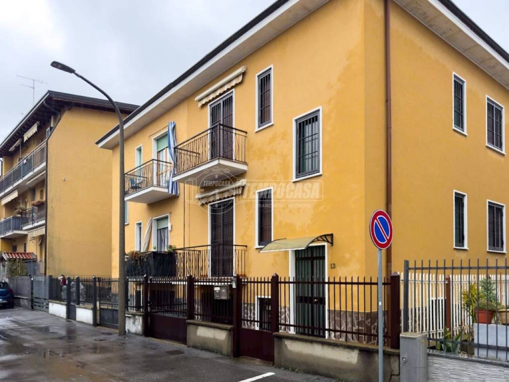 Villa Bifamiliare in vendita a Bollate via Piemonte 13