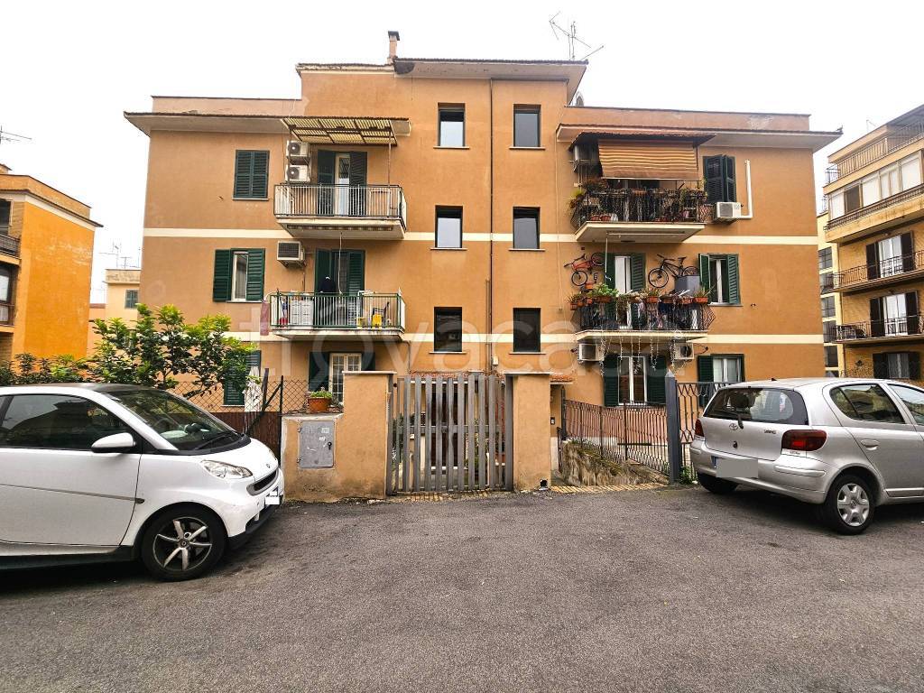 Appartamento in vendita a Roma via Giuseppe Macchi, 37