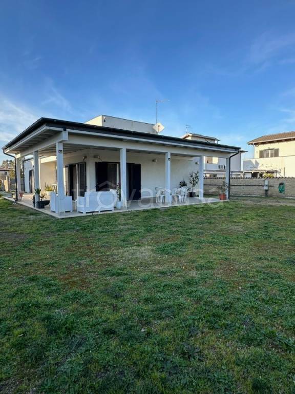 Villa in vendita a Fiumicino via Pocapaglia, 20