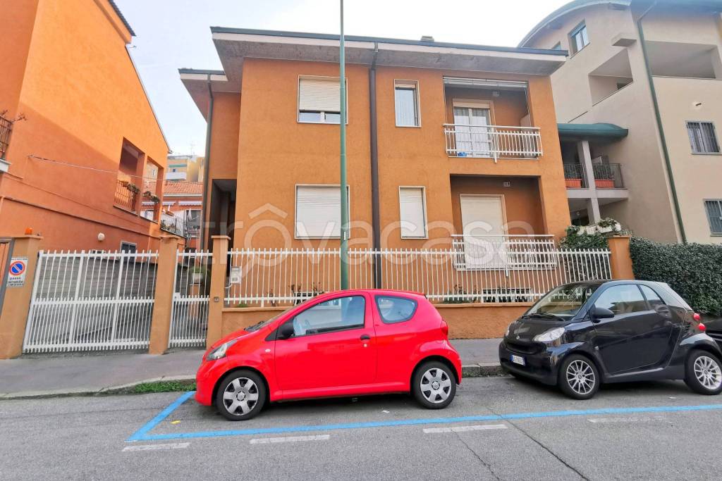 Villa in vendita a Sesto San Giovanni via Luigi Pirandello, 12