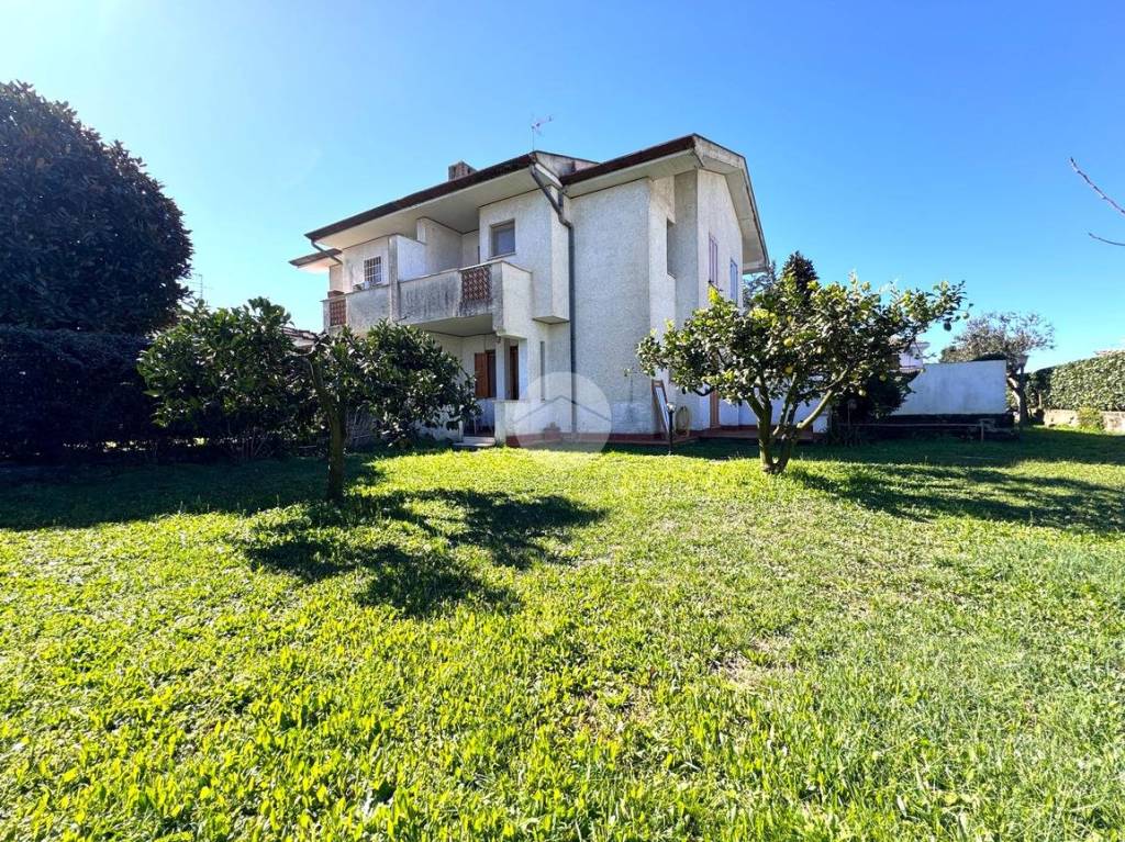 Villa Bifamiliare in vendita a Sabaudia via Focara, 7