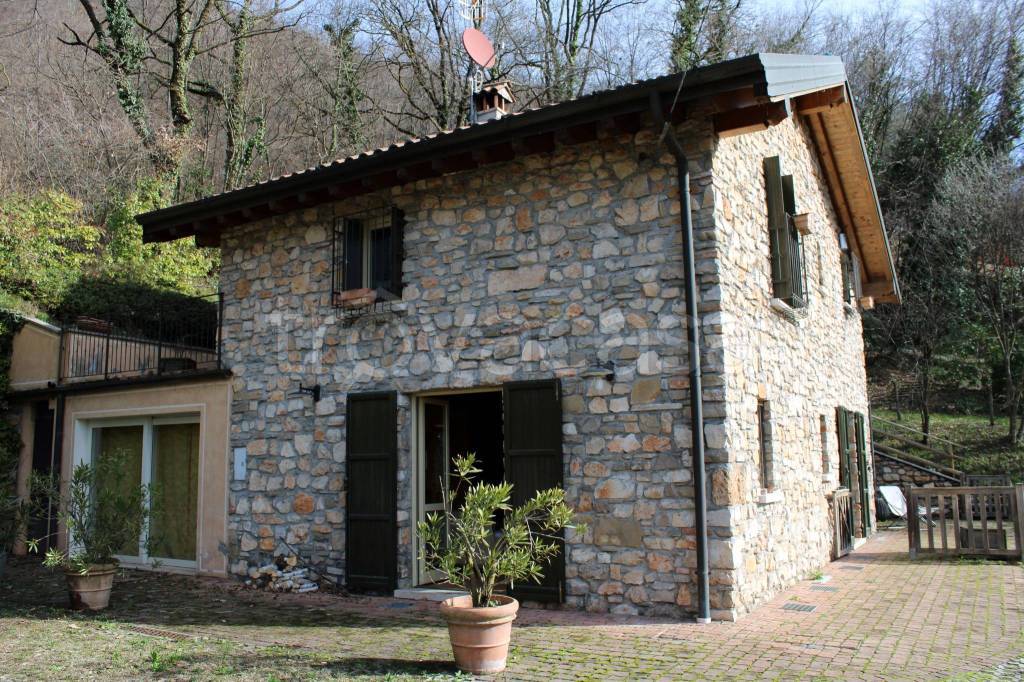 Villa in vendita a Caino
