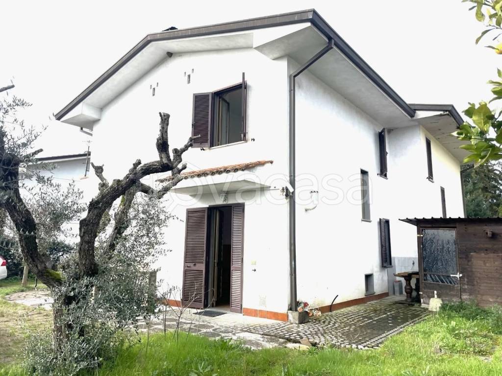 Villa Bifamiliare in vendita a Lucca via Per Corte Donatone,, 55100