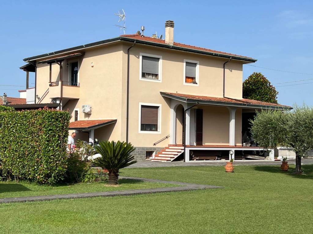 Villa Bifamiliare in vendita a Massa via Ricortola, 83