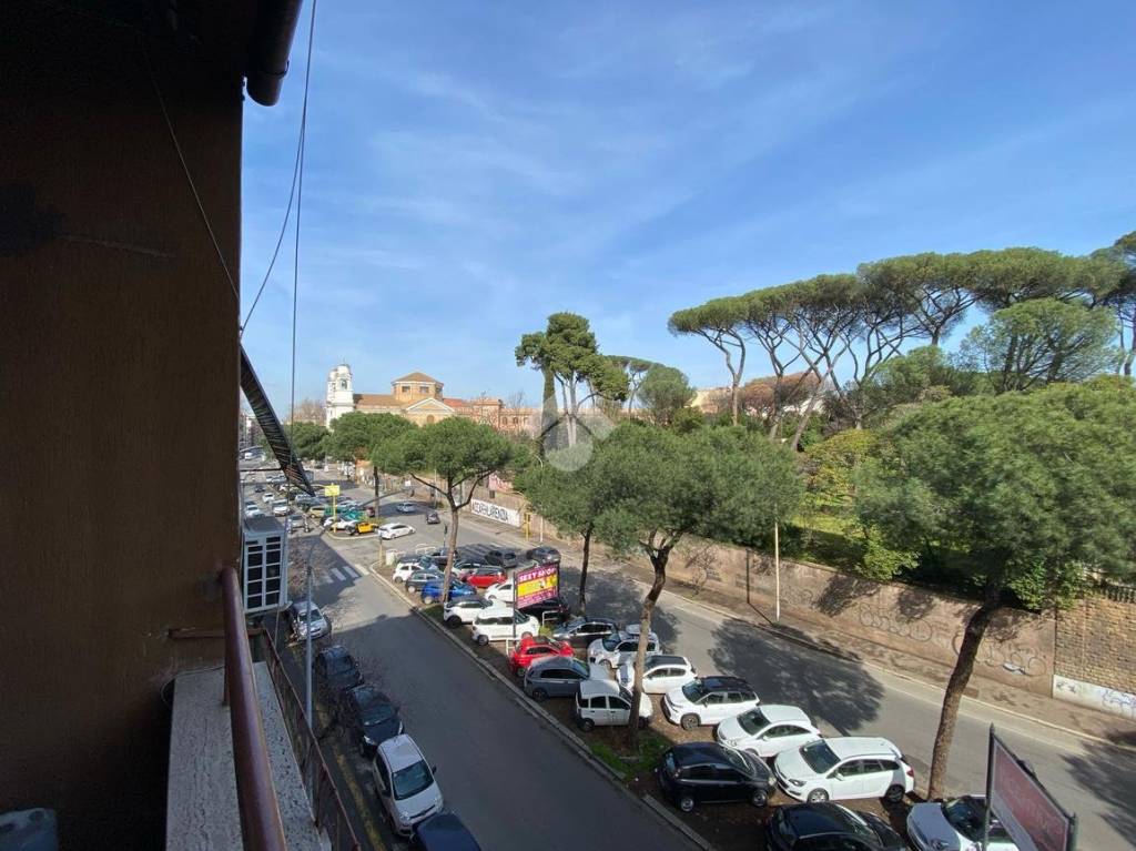 Appartamento in vendita a Roma via Tuscolana, 420