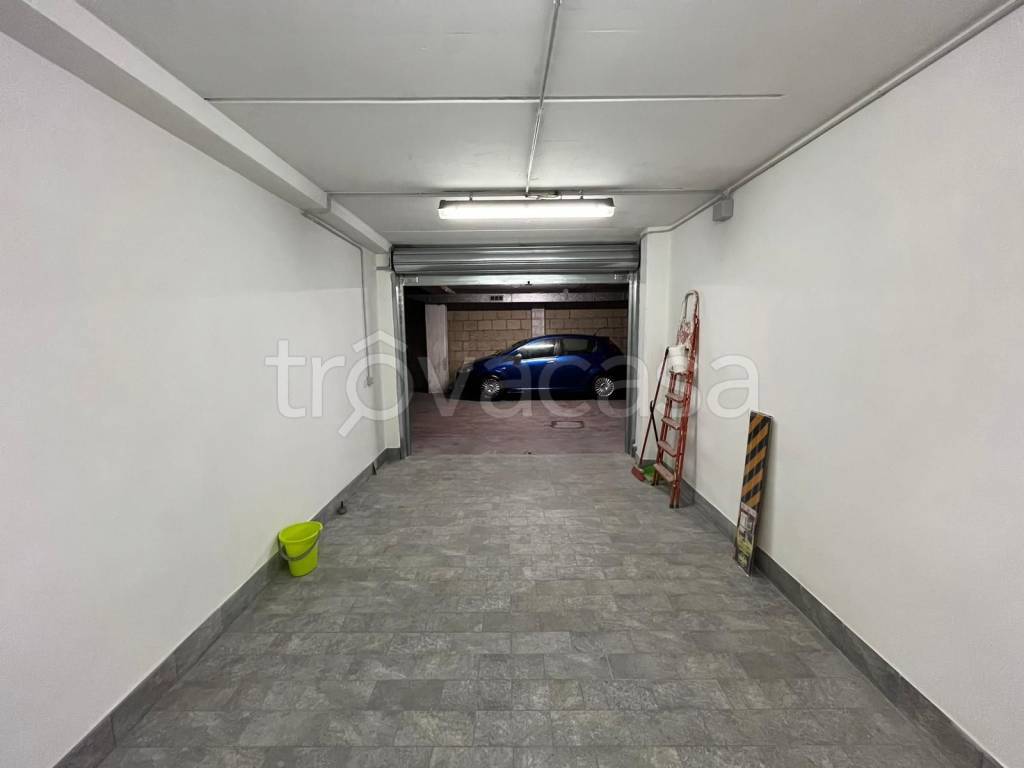 Garage in affitto a Roma via Bobbio, 50