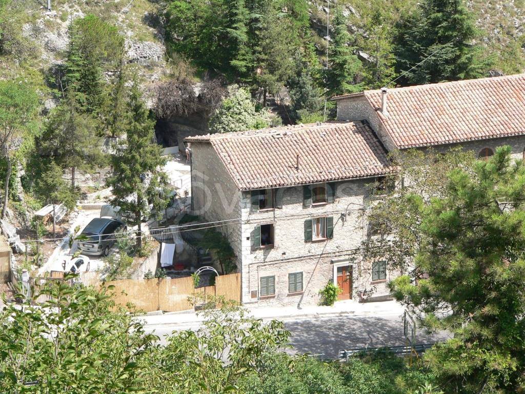 Villa Bifamiliare in in vendita da privato a Serravalle di Chienti via Castello, 44