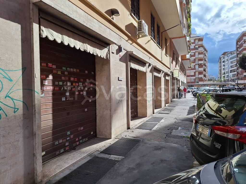 Negozio in vendita a Roma via Caio Lelio, 22