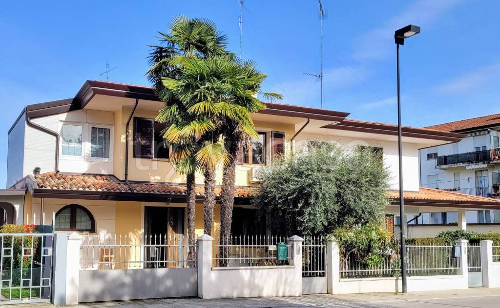 Villa Bifamiliare in vendita a Pordenone via Roggiuzzole