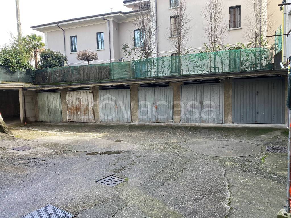 Garage in affitto ad Azzano San Paolo via Piave, 56