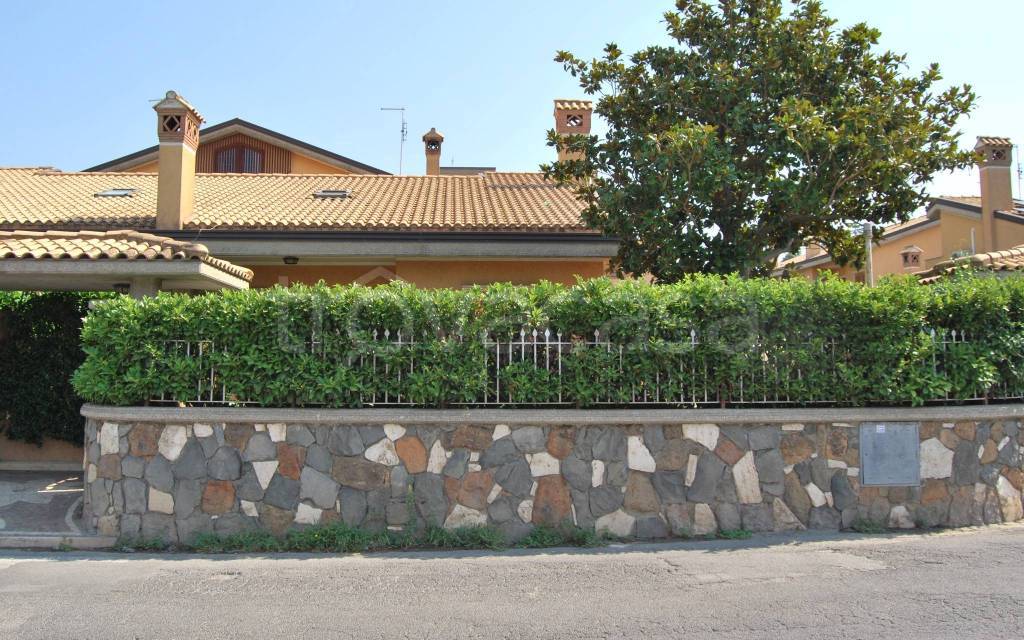 Villa a Schiera in vendita a Roma via di Torre Morena, 68/c