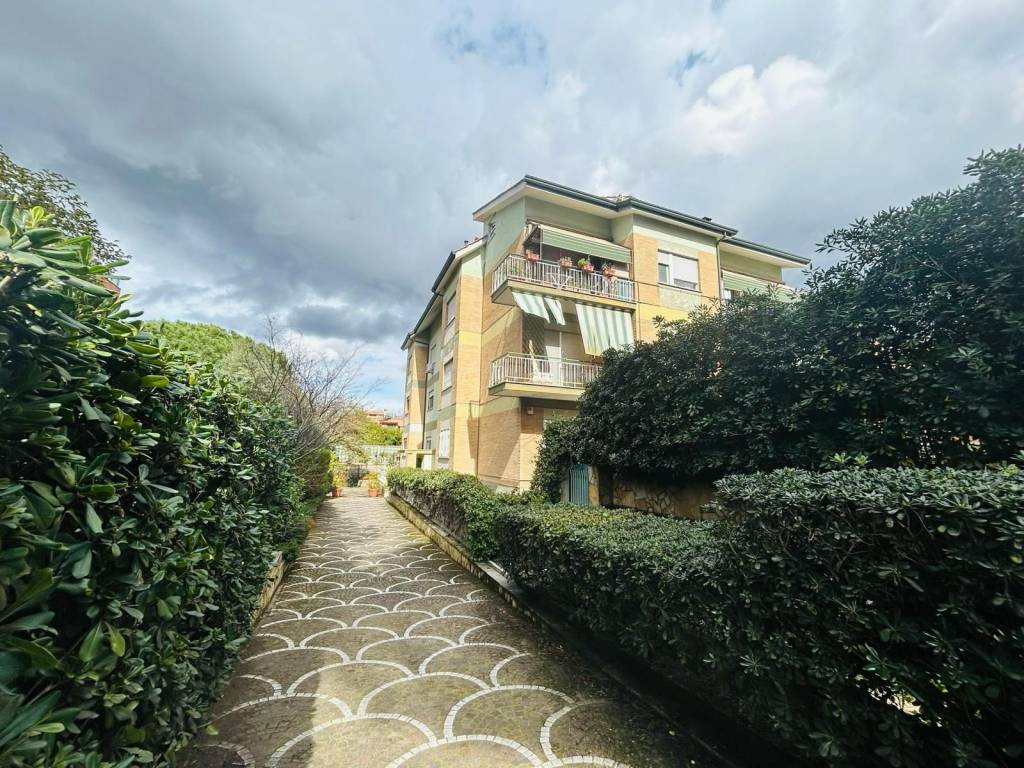 Appartamento in vendita a Roma via al Quarto Miglio