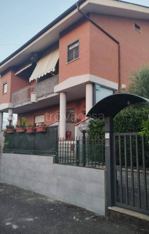 Villa Bifamiliare in in vendita da privato a Fara in Sabina via Piero Calamandrei
