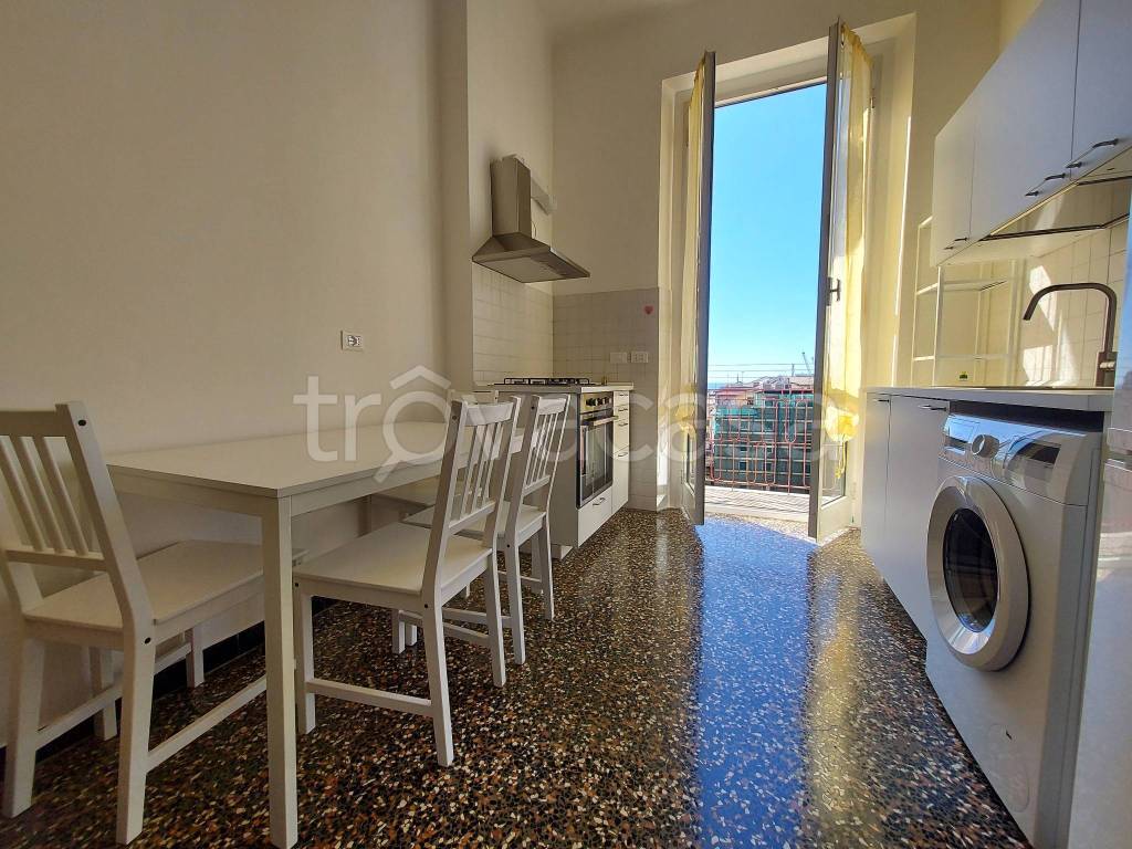 Appartamento in affitto a Genova via Antonio Cantore, 36