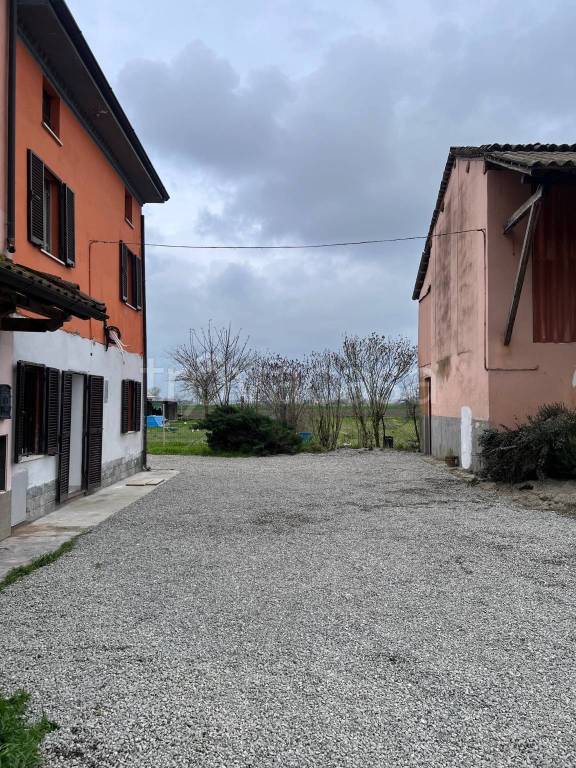 Villa a Schiera in in vendita da privato a Pieve Porto Morone località Ca' De Belli, 5