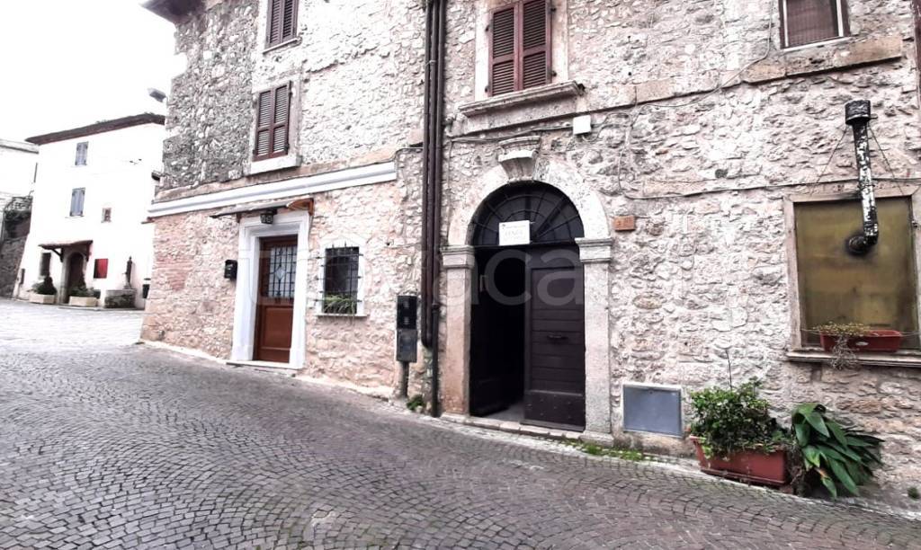 Appartamento in vendita a Vico nel Lazio via Guglielmo Marconi, 63