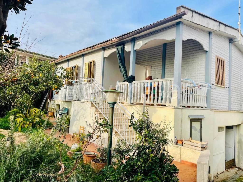 Villa in vendita a Pomezia via Mar Tirreno