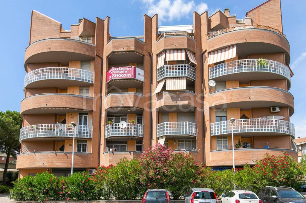 Appartamento in vendita a Roma via Enrico Glori, 48
