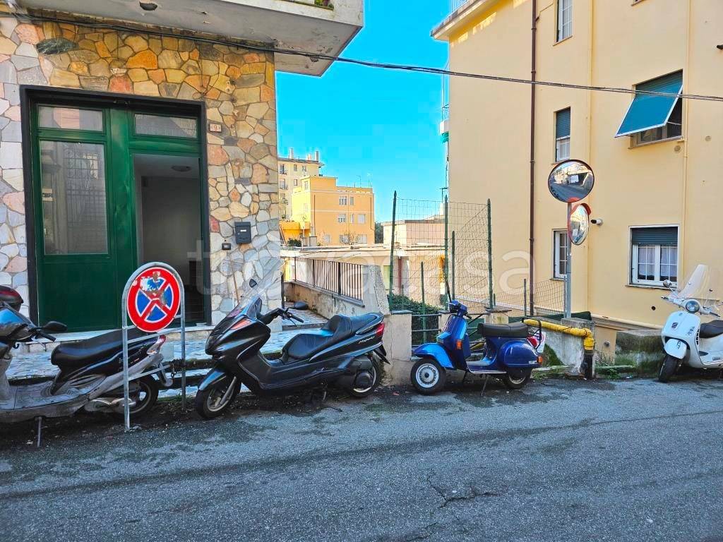 Appartamento in affitto a Genova via Giulio Tanini, 25F