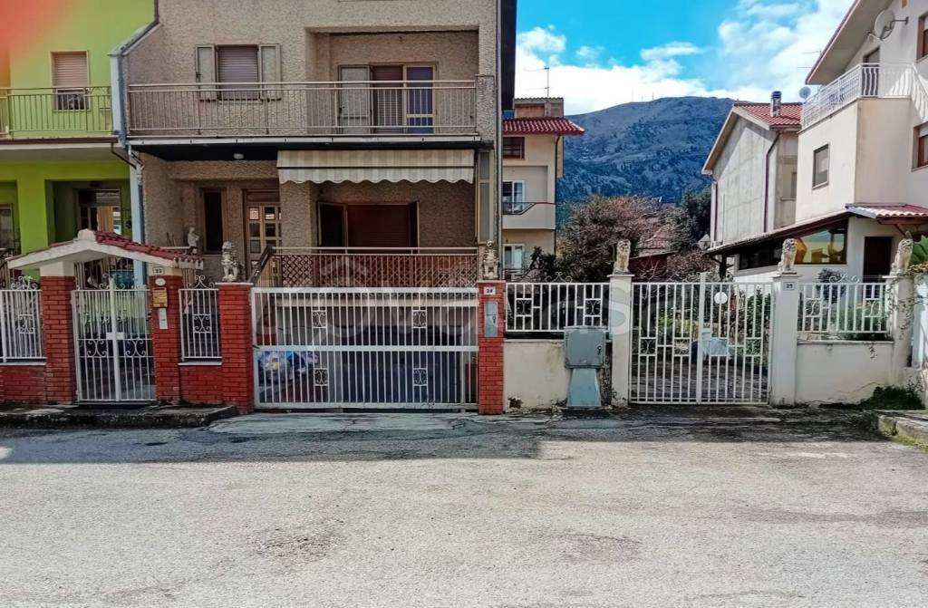 Villa a Schiera in in vendita da privato a Raiano largo Grazia Deledda, 23