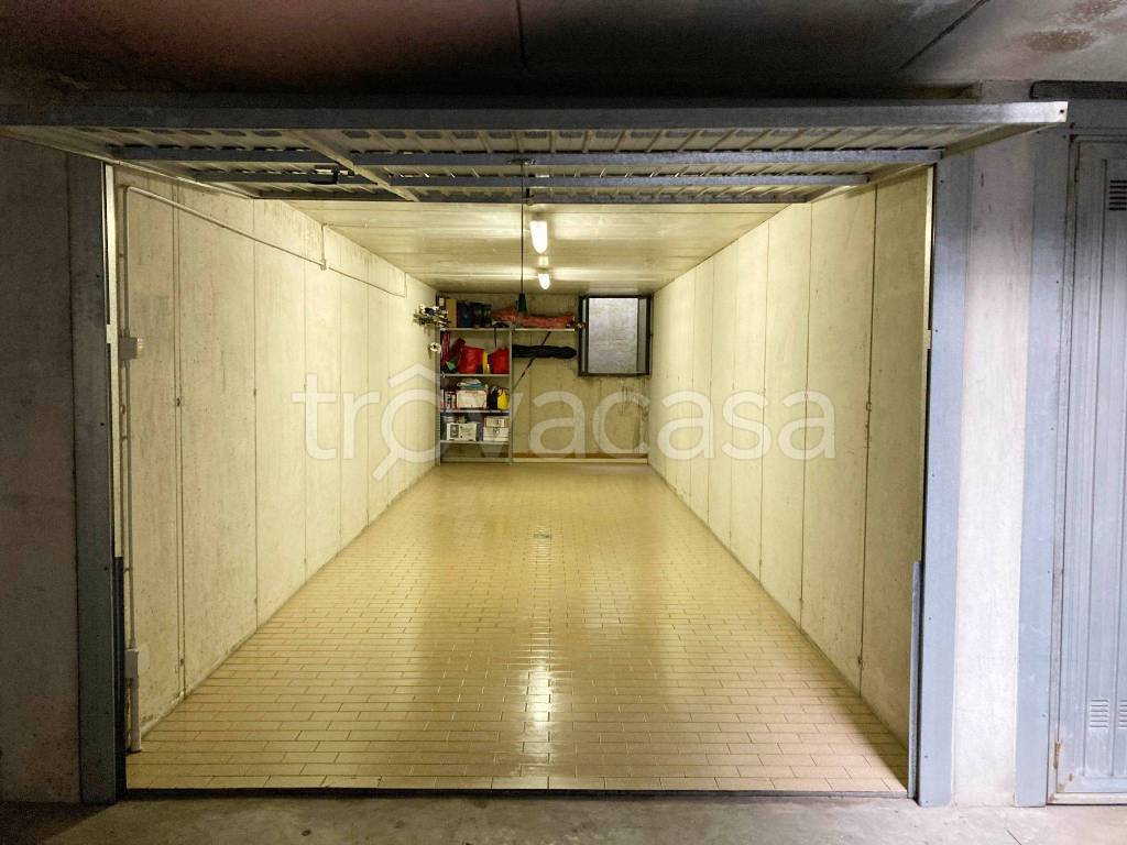 Garage in affitto ad Azzano San Paolo via Giovanni Boccaccio