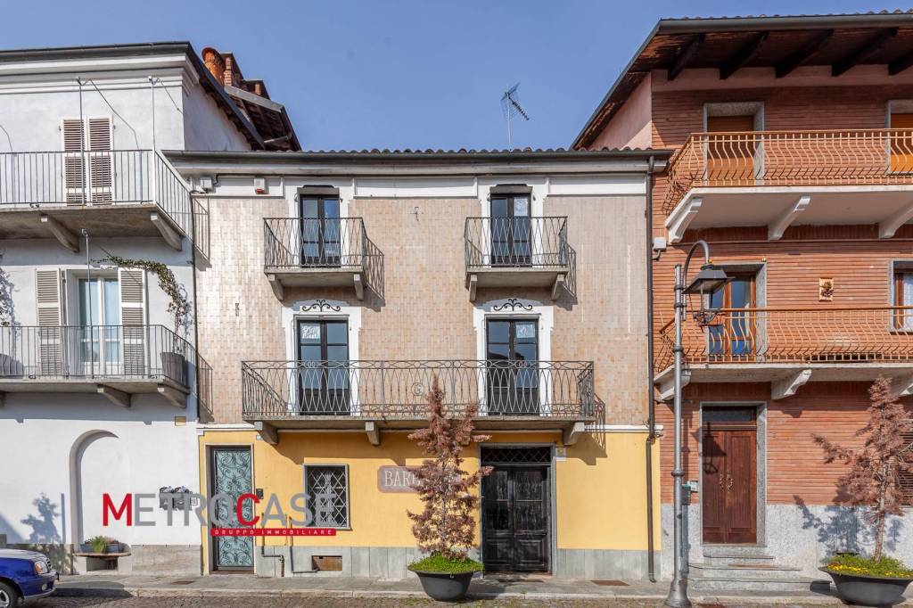 Casa Indipendente in vendita a Poirino piazza Cavalieri di Vittorio Veneto, 2