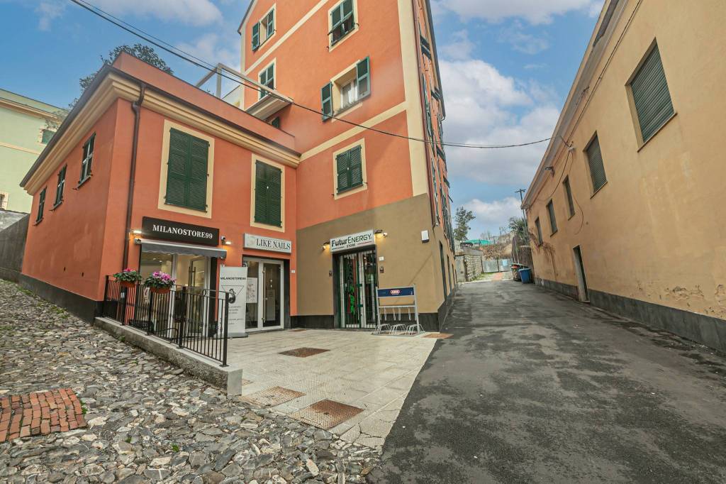 Negozio in vendita a Genova via San Vincenzo