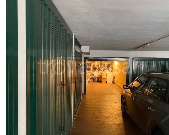 Garage in affitto a Firenze via Senese, 75r