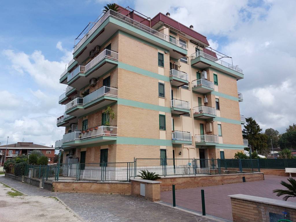 Appartamento in vendita a Roma via del Pettirosso, 46