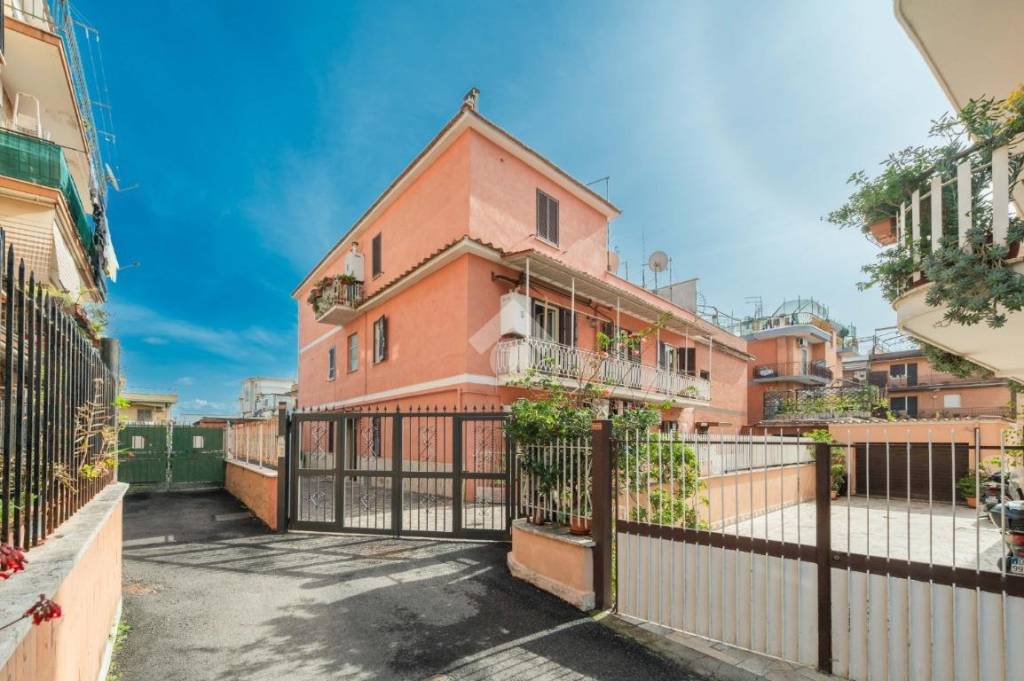 Appartamento in vendita a Roma via agliè