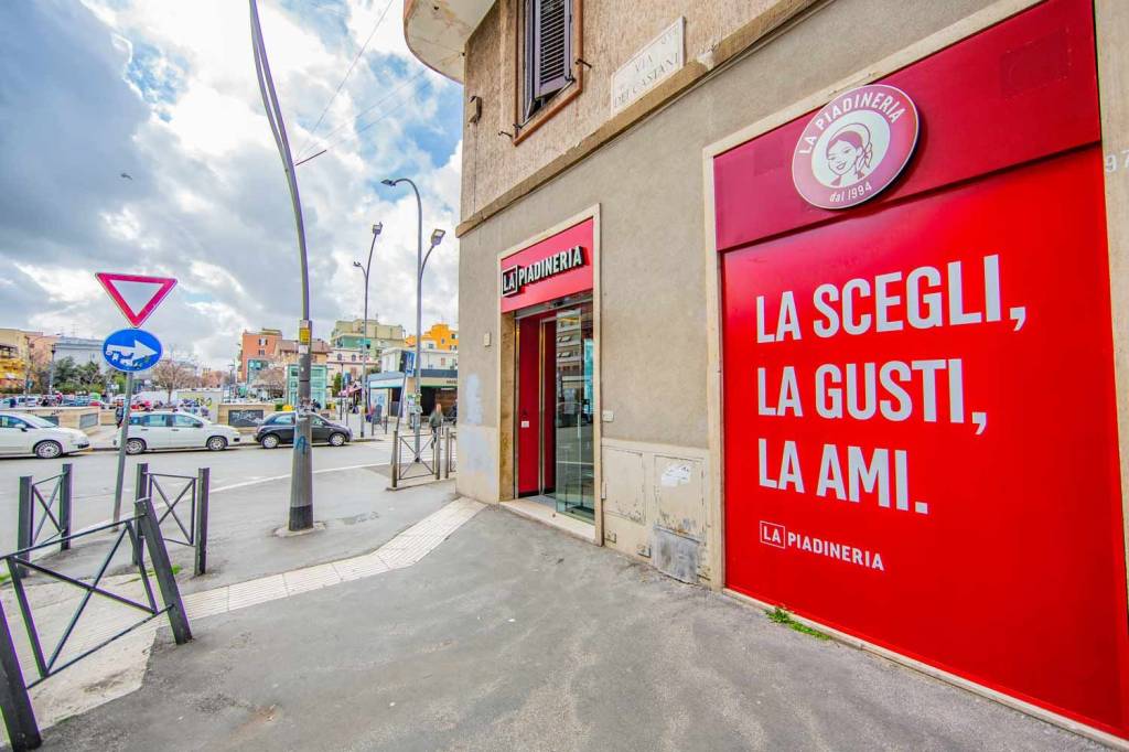 Negozio in vendita a Roma piazza dei Mirti