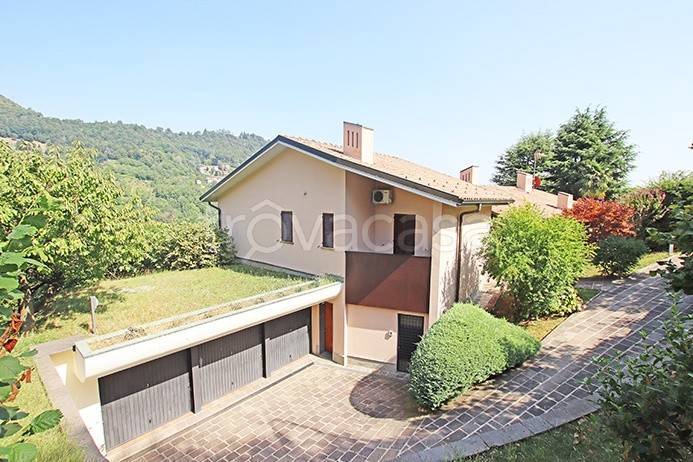 Villa in vendita ad Alzano Lombardo
