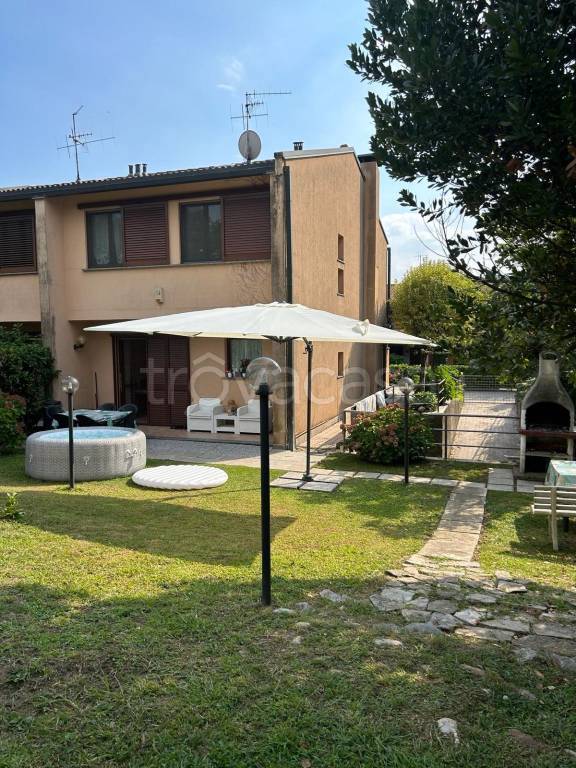 Villa Bifamiliare in in vendita da privato a Lipomo via Fornace, 79