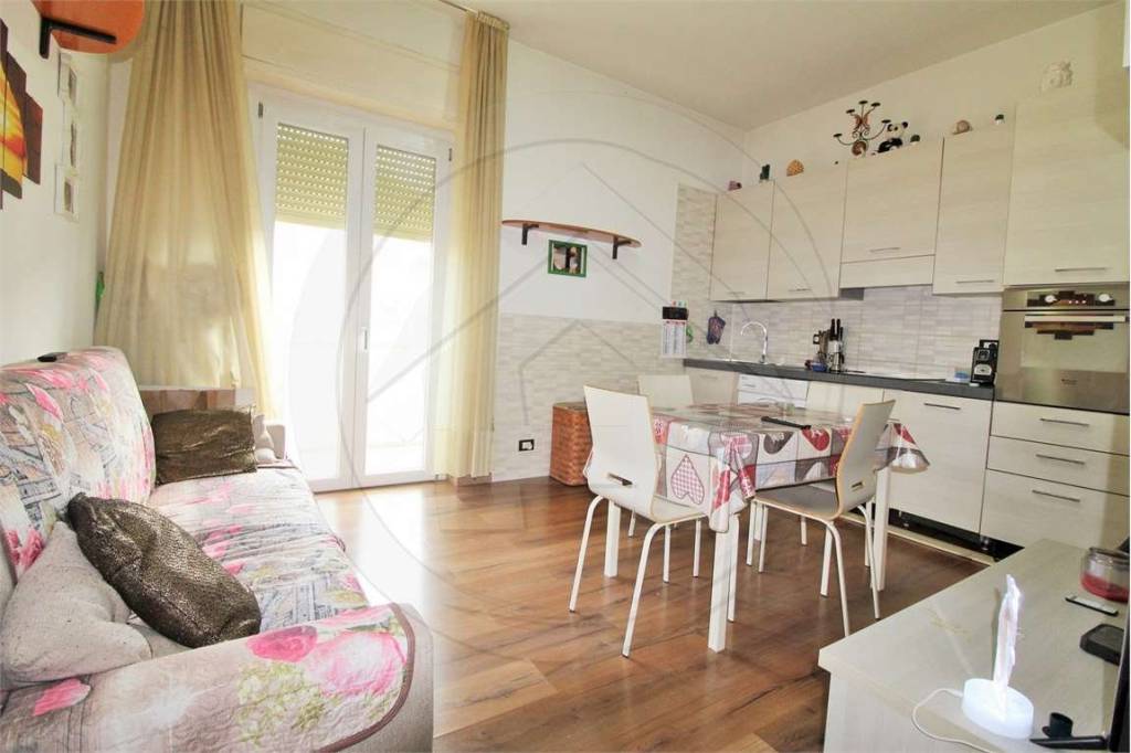 Appartamento in vendita a Carate Brianza via Donizetti, 25