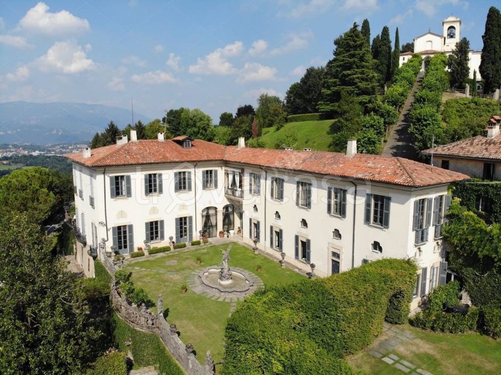 Villa all'asta a Montevecchia largo Gaetana Agnesi, 12