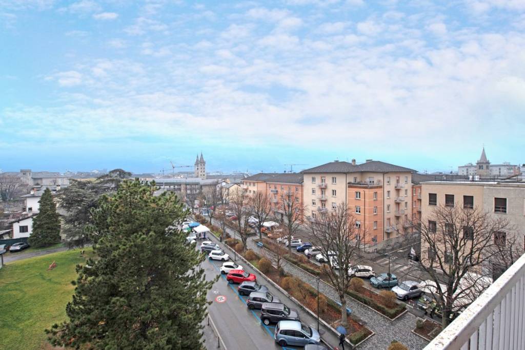 Appartamento in vendita ad Aosta viale della Pace, 32