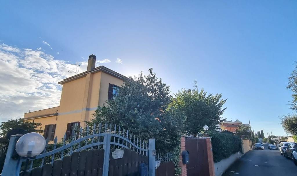 Villa in vendita a Fiumicino via Francesco Brandileone, 36