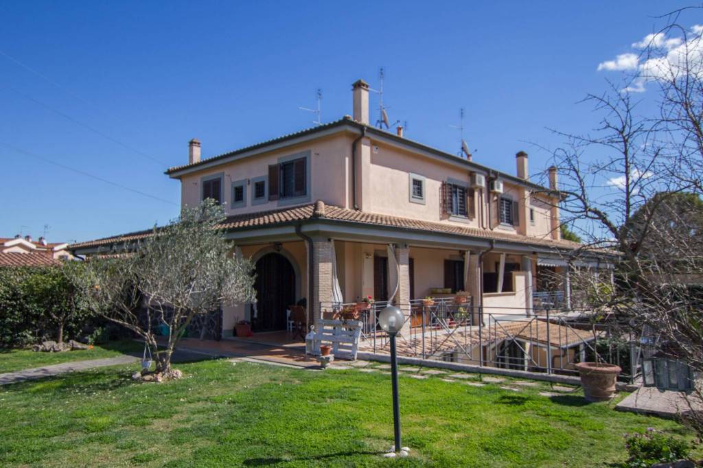 Villa Bifamiliare in vendita a Roma via Sergio Amidei, 72