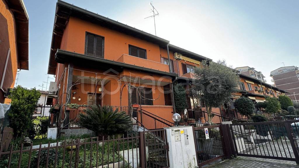 Villa a Schiera in vendita a Garbagnate Milanese via Giuseppe Mazzini, 59