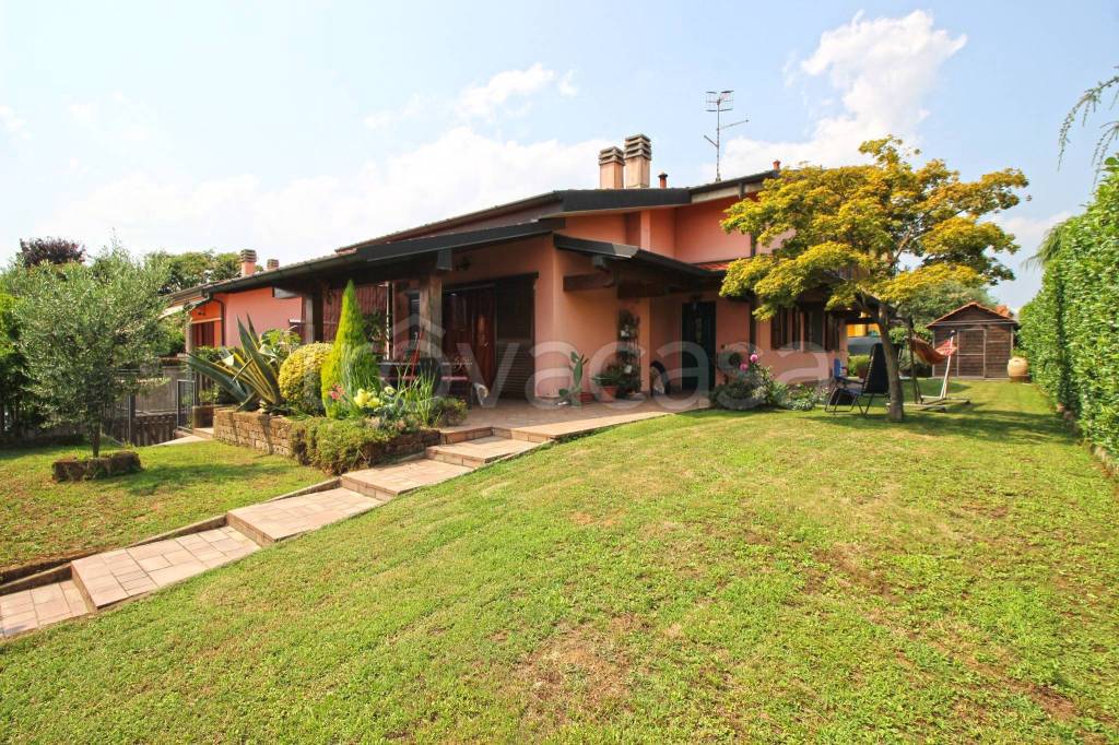 Villa in vendita a Bregnano via San Francesco, 10