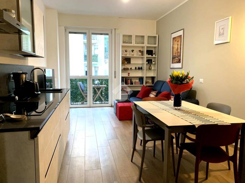 Appartamento in vendita a Milano via Giulio Carcano, 24