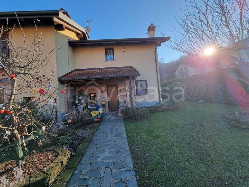 Villa Bifamiliare in vendita a Colico via al Boscone, 12